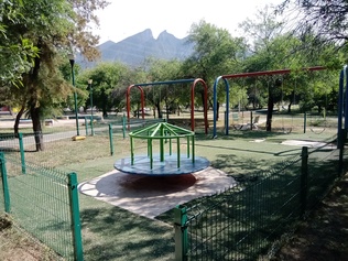 Parque del Gusanito, Del Paseo Residencial: reacondicionamiento juegos infantiles